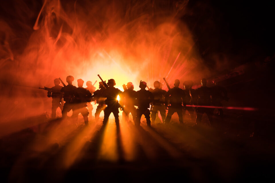 Anti-Aufruhr-Polizei vor dem Hintergrund von Flammen und Rauch