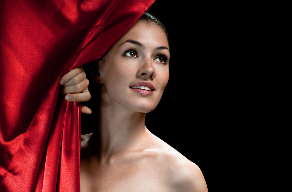 mujer a punto de cambiar su traje