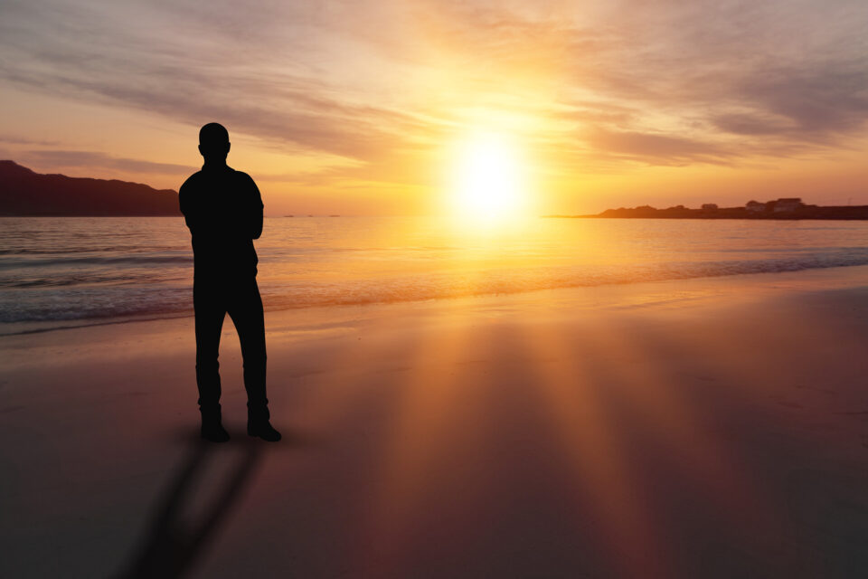 un hombre soltándose y dejando que Dios se encargue de los detalles