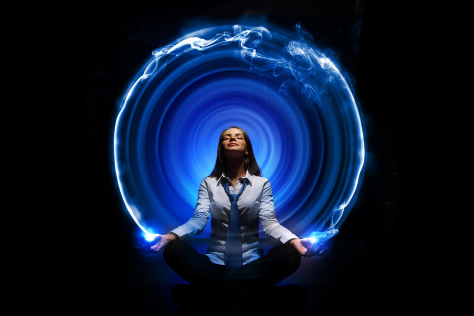 mujer meditando