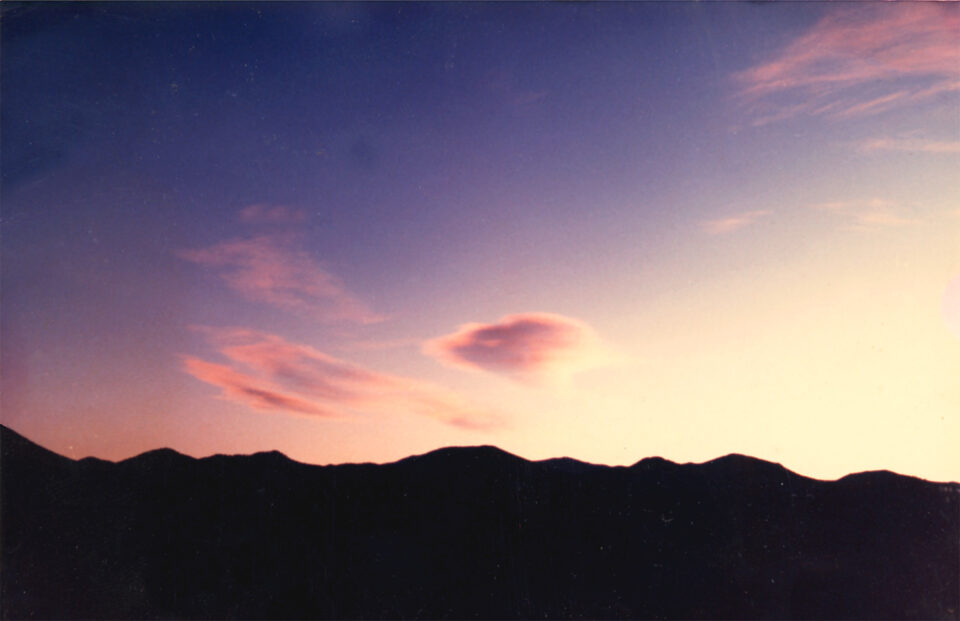 Le vaisseau du Seigneur Michael Andronicus, recouvert d’un nuage.